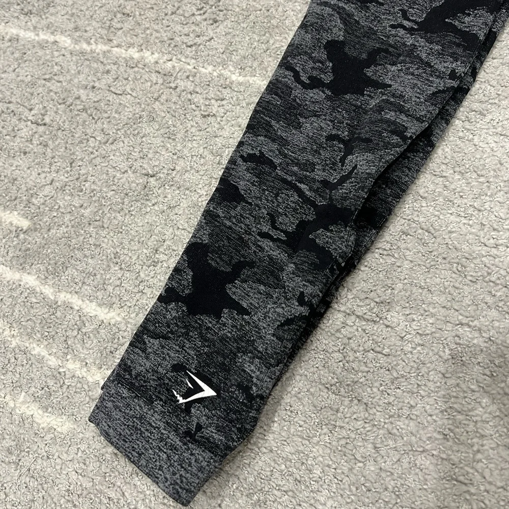 Gymshark Dark Gray Camo Seamless Leggings - Workout Pants sz Med - Picture 5 of 5